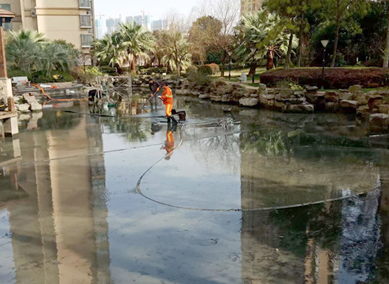 东升镇景观池淤泥清理