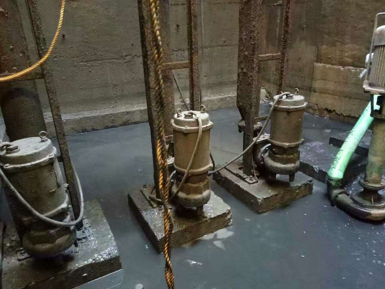 东升镇污水池清理