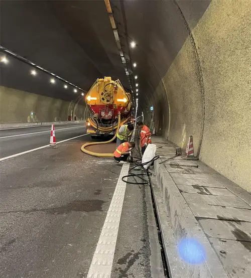 东升镇隧道排水渠清淤